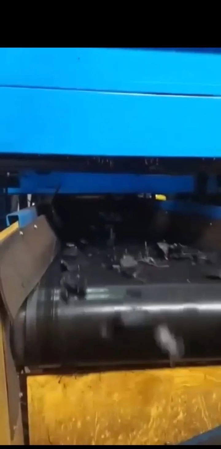 Equipamento de trituração de pneus em operação